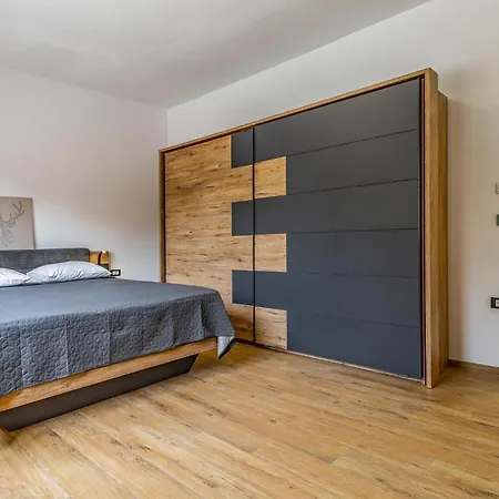 5 Bedroom Awesome In *