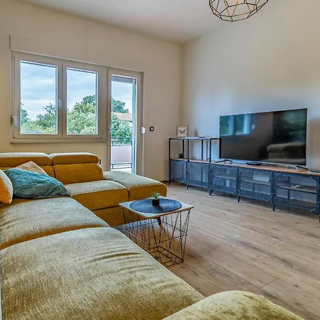 5 Bedroom Awesome In * Valbandon