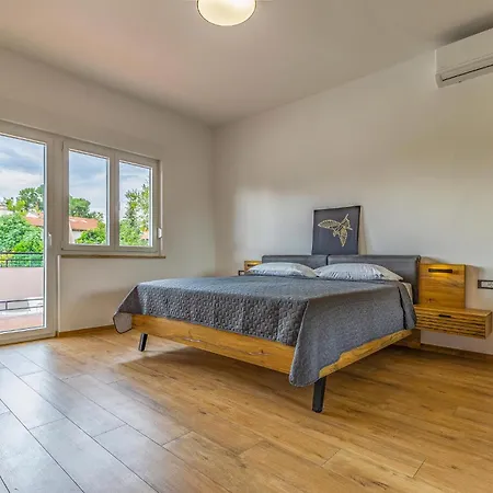 5 Bedroom Awesome In 펜션 Valbandon