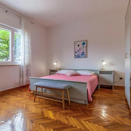 5 Bedroom Awesome In Valbandon