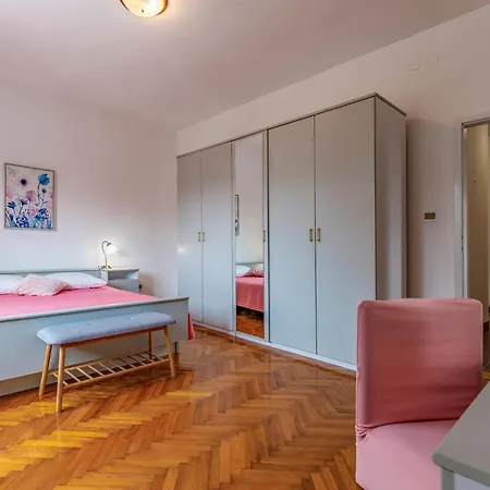 5 Bedroom Awesome In 펜션 Valbandon