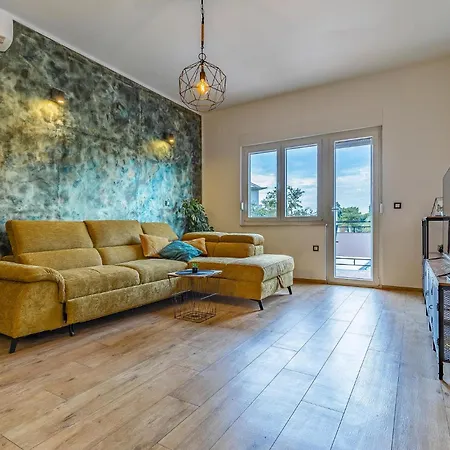 펜션 5 Bedroom Awesome In Valbandon