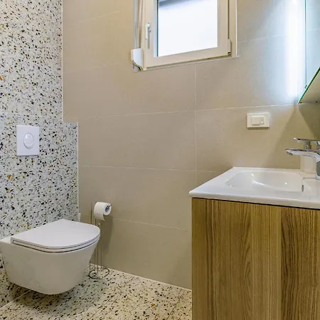 5 Bedroom Awesome In *