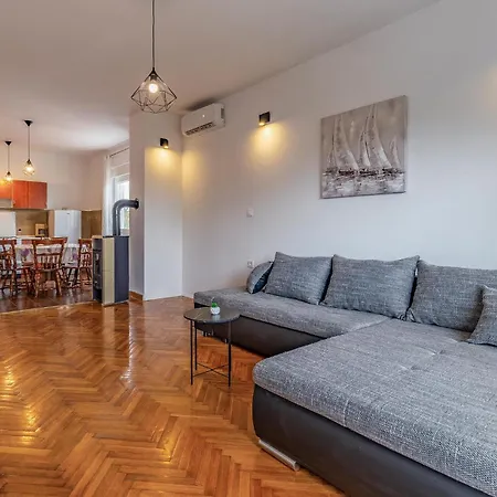 5 Bedroom Awesome In *