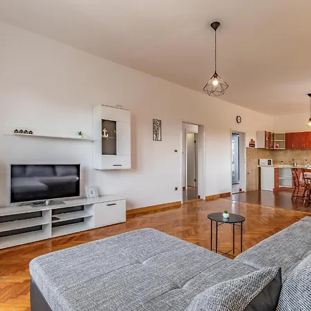 5 Bedroom Awesome In 펜션 Valbandon