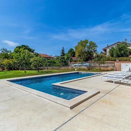 In With Outdoor Swimming Pool * Valbandon