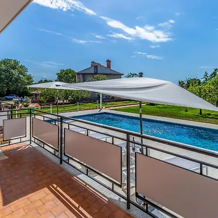 Holiday home In With Outdoor Swimming Pool Valbandon