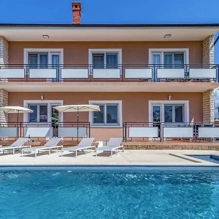 Дом отдыха In With Outdoor Swimming Pool