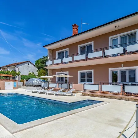In With Outdoor Swimming Pool Holiday home *