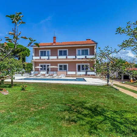 Holiday home In With Outdoor Swimming Pool Valbandon